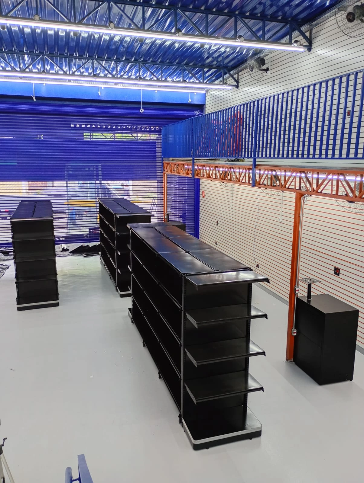 Fábrica de gôndolas para supermercado