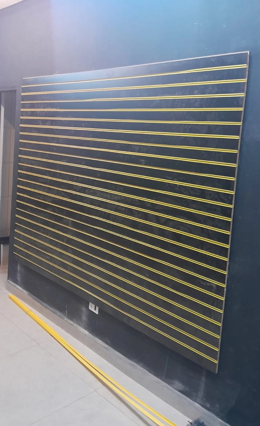 Montagem de loja com painel canaletado